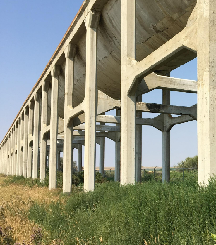 Couverture: Le personnel de la conservation des ressources surveillant les traces et l’activité des loutres sur la rivière Kouchibouguac enneigée et gelée, parc national Kouchibouguac, 2020.